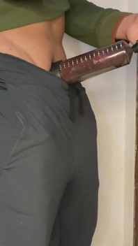 Madrastra amamantando una gran polla, usando su bomba pene y haciendo su polla un gigante.