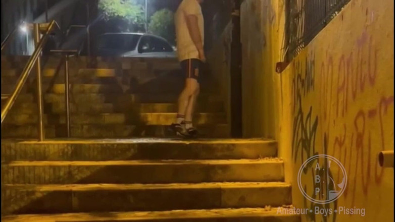 AmateurBoysPissing: Hetero kluk přistižen při čůrání na ulici podruhé za tu samou...