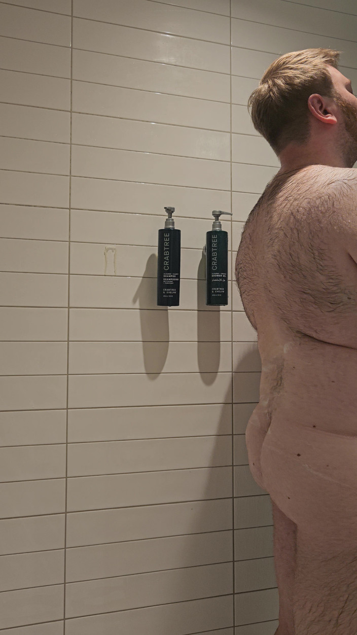 LTUChub: Une grosse prend une douche à l’hôtel