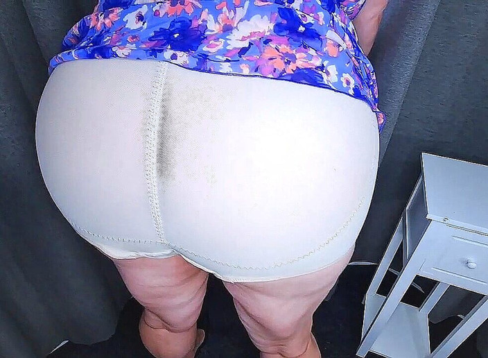 BBW_Wife: Safada avó oferece seu sutiã para brincar - traindo madura amadora...