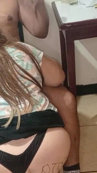 Wie lecker ist es, wenn meine gierige stiefmutter in einem hotel schwanz lutscht