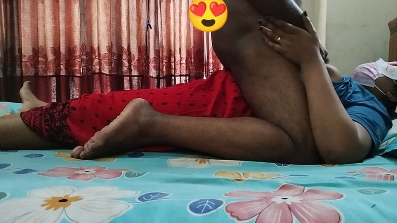 Teensex: Sem vergonha peituda meia-irmã fode seu meio-irmão sob o nariz...