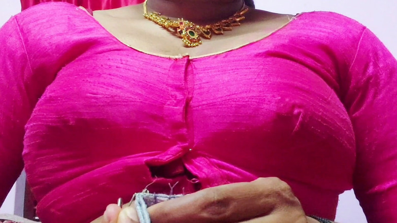 Desi Mohini: Hot and Sexy Aunty Apne Boobs