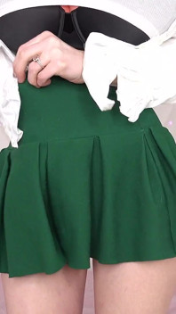 타이트한 셔츠를 입은 거대한 가슴
