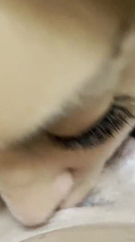Monika Fox se fait baiser par tous les trous par un fan, lui dilate le cul avec un poing et un plug anal, boit de la pisse et squirte