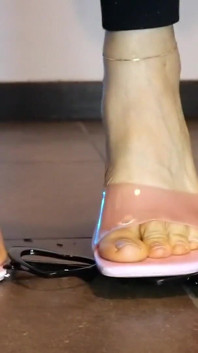 Menghancurkan kacamata hitam dengan asmr sandal