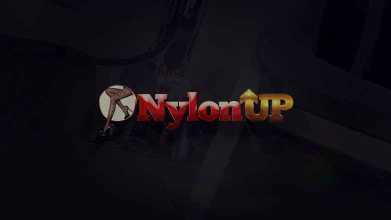 FootFetish Girls With Sex Toys and Nylons: La sexy Irina Vega essaye différentes paires de bas nylon...