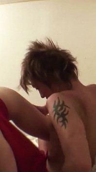 Chuda azjatycka nastolatka z owłosioną cipką zerżnięta przez swojego szefa w mieszkaniu