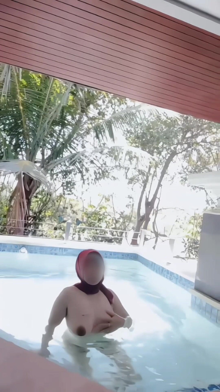 Hijab cute: Ducha desnuda con hiyab en la piscina