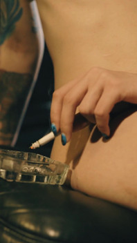 Topless fumando ii 4k