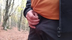 Kinky Guy: Čůrání v lese