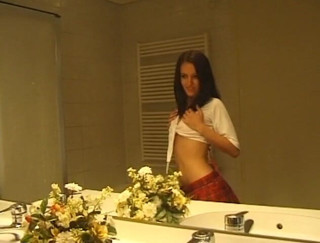 Flash Model Amateurs: कॉलेज लड़की बाथरूम में अपनी झाड़ी रगड़ती है