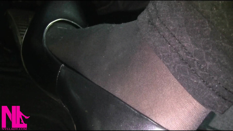 Nyllady: Revvieren und Fahren in schwarzer strumpfhose und grauen high heels