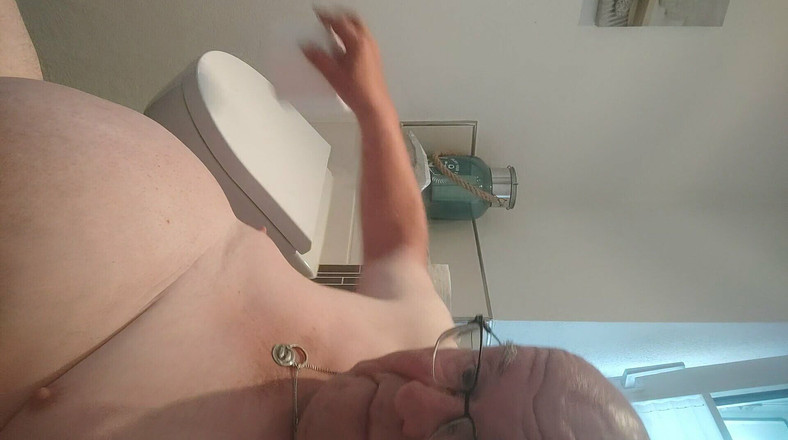 Karlchengeil: Assis sur les toilettes et nettoie mon trou du cul...