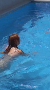 Fetele lesbiene se distrează într-o piscină cu un rechin gonflabil