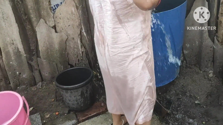 Anita yadav: Bagno all'aperto