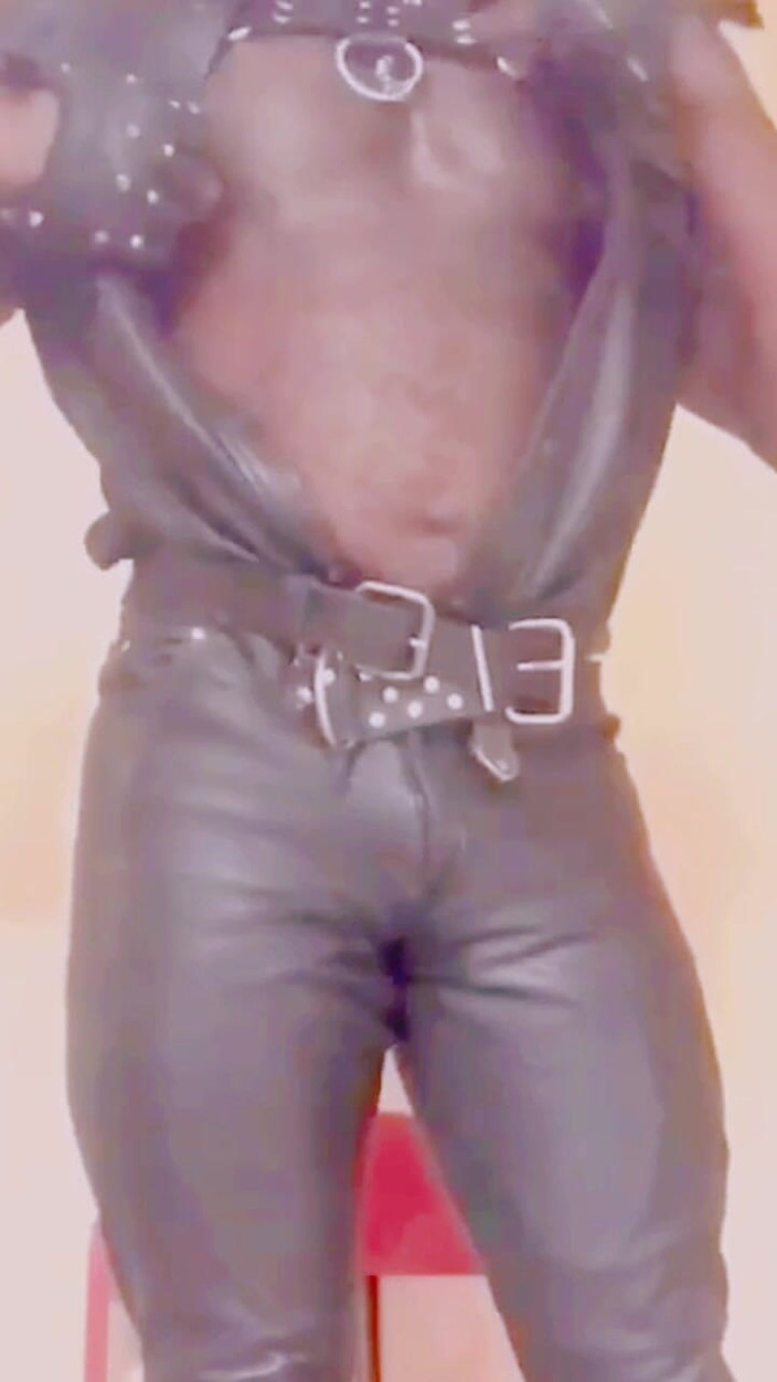 Black smoking muscle stepdad: Шкіра курить, тато з великою дупою