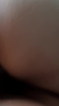 成熟した女性たちが継息子のペニスに乗っている
