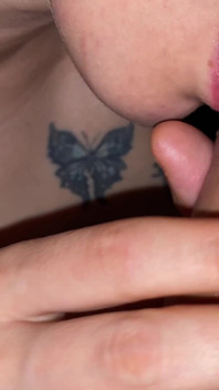Une fille soumise se soumet à une bite