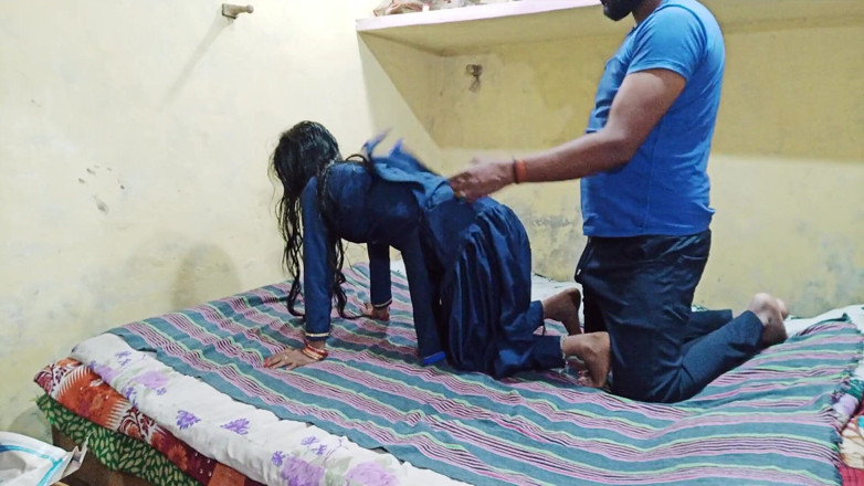 Hindi-Sex: Güzel Hintli kız domaltılarak sikildikten sonra yarağa biniyor