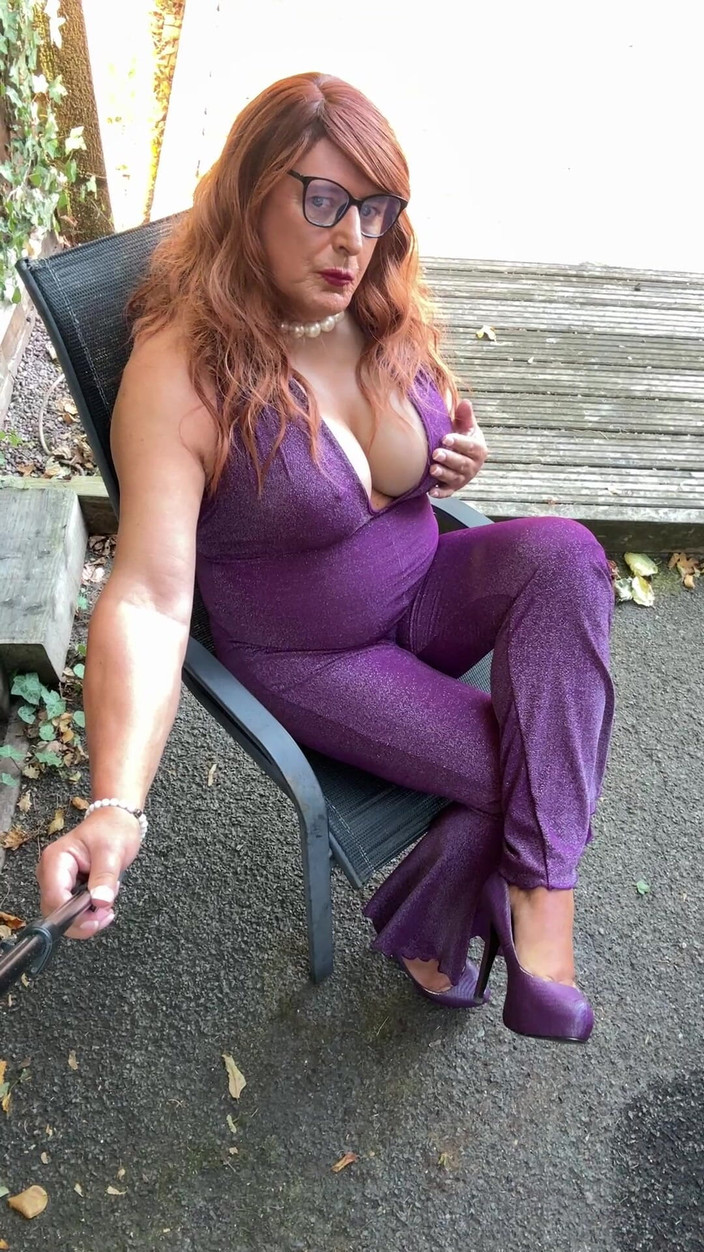 Kellycd2022: セクシーなクロスドレッサー Kellycd2022 紫のキャットスーツとヒール