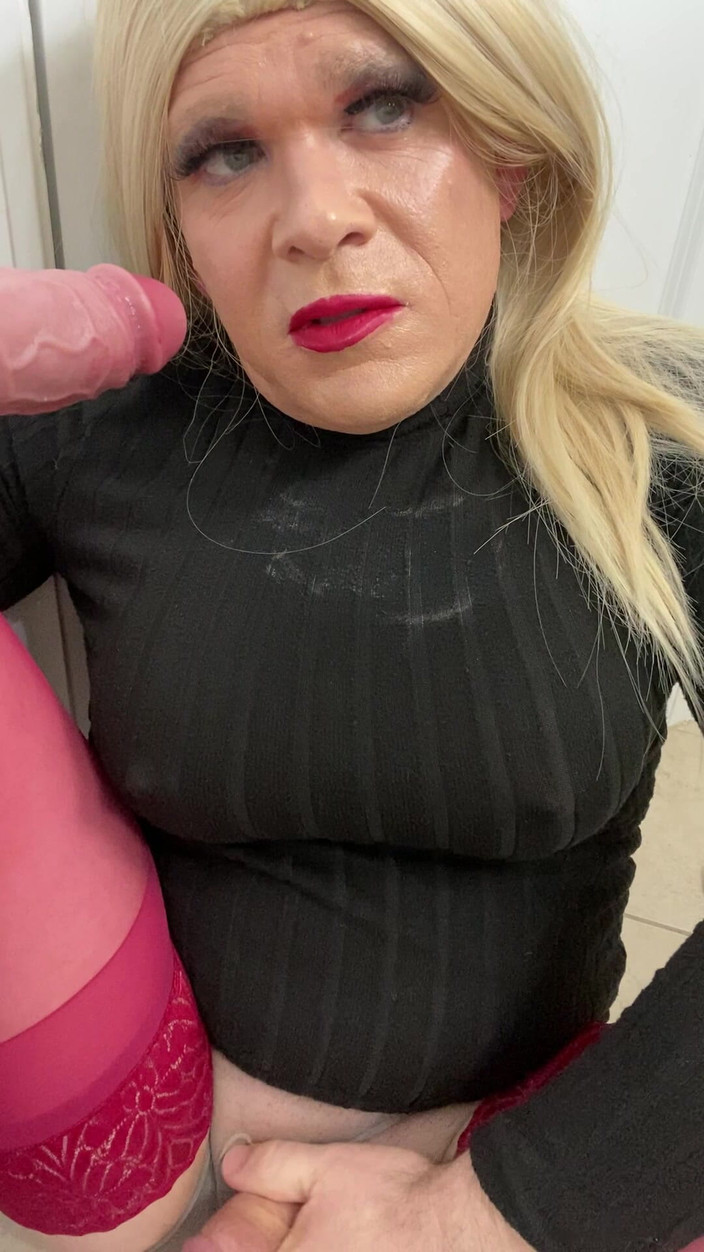 MadisonCD2025: Sissy Transgender sexy femboy travestiet zuigt pik en praat met...