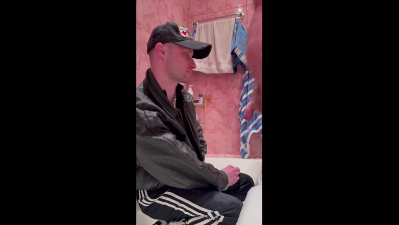 KinkySirius: Russische kerel-gopnik in leren jas en sportschoenen neemt een stroom...