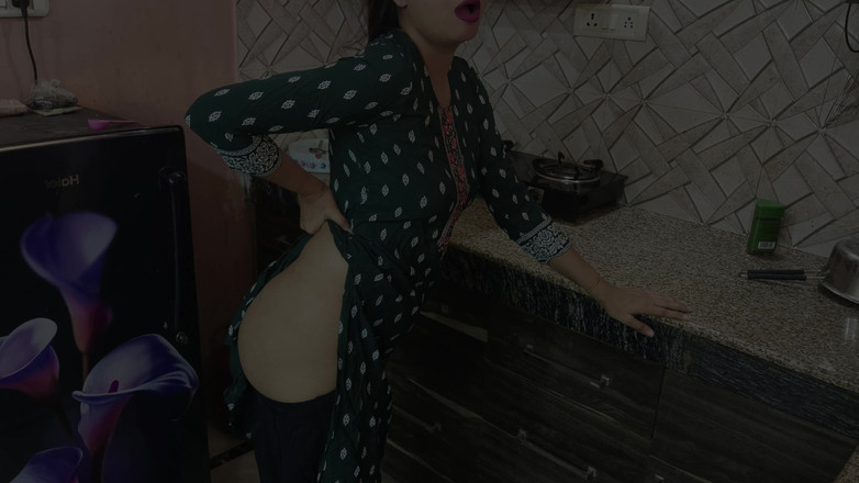 Saarabhabhi6: 집에 혼자 있는 동안 내 발정난 의붓오빠가 나를 집 전체에 따먹어