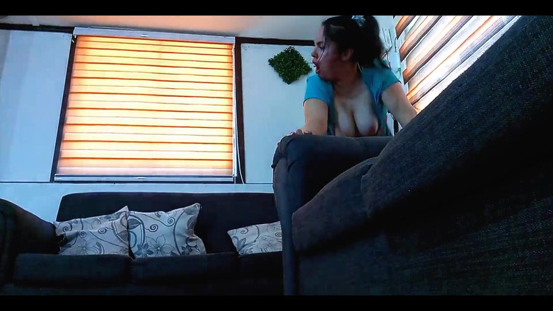 BBW Kelly Mom: Üvey annemi kanepeyi temizlerken yakaladım ve onu sert siktim. Götünü...