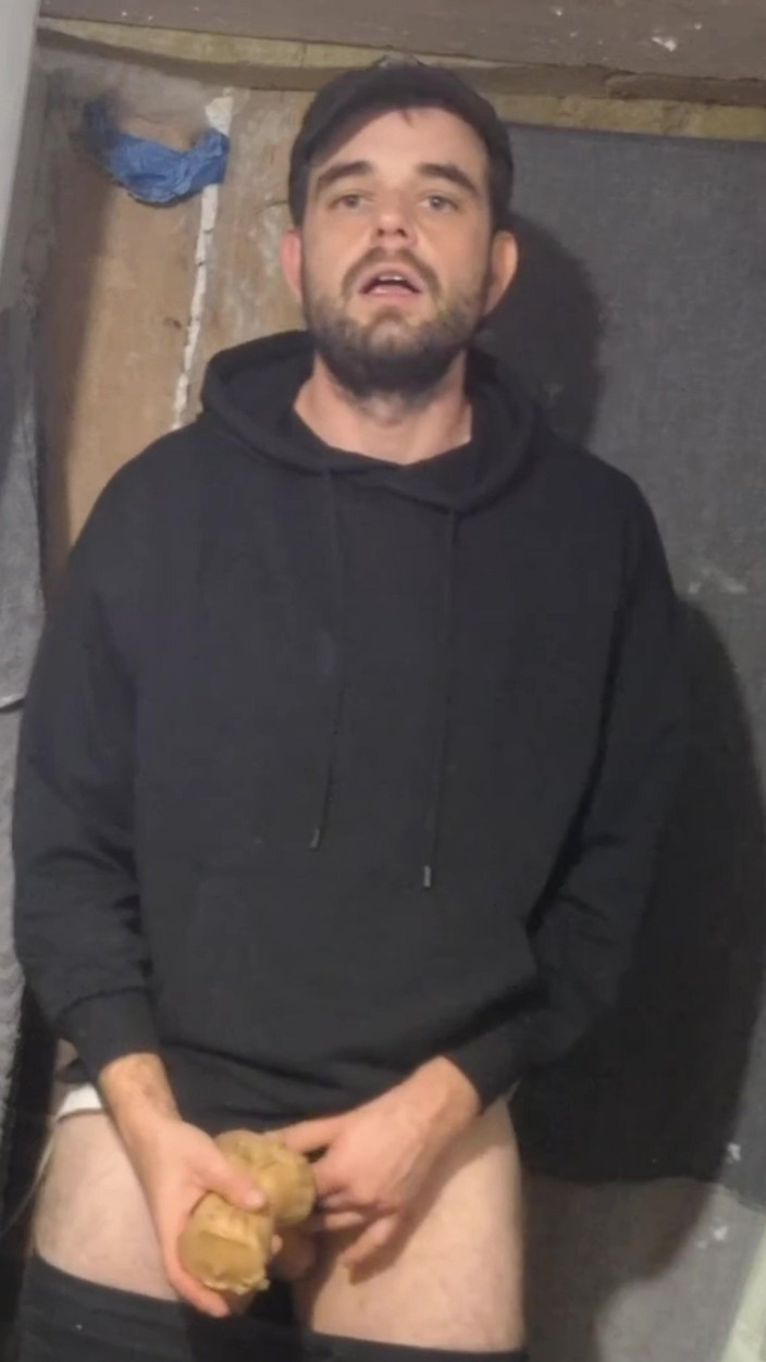 jerkofflover: Patinador Eyacula En Un Edificio Abandonado