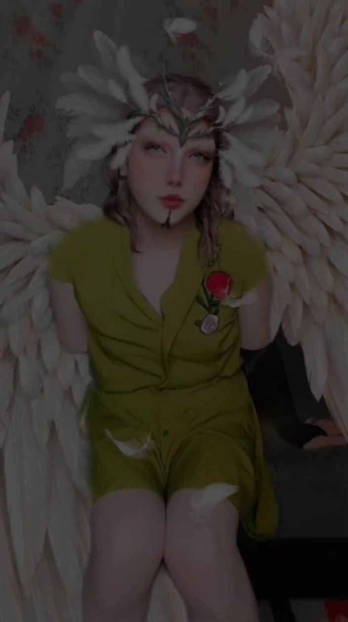 Kitty_Cross: Heavenly hottie: cewek femboy yang lembut, seksi, dan aduhai