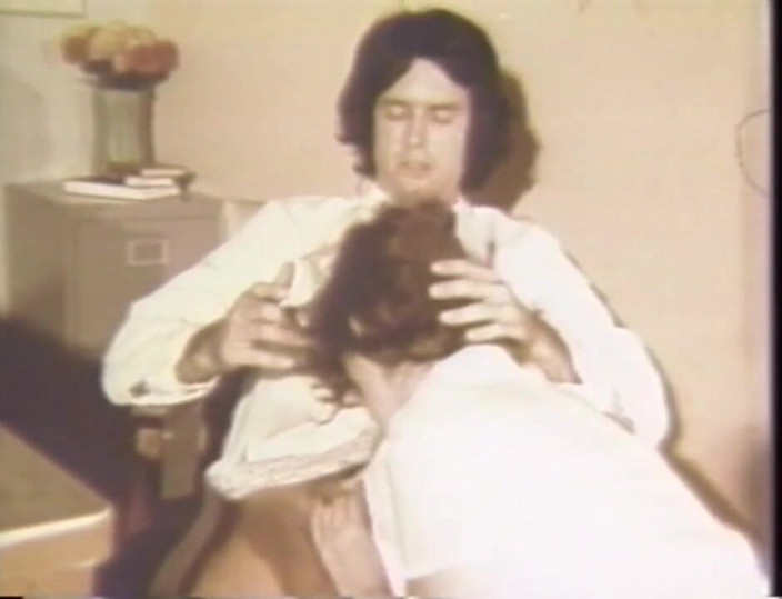 Vintage Usa: 大きなおっぱいを持つふしだらな女はコックを吸うのが大好き