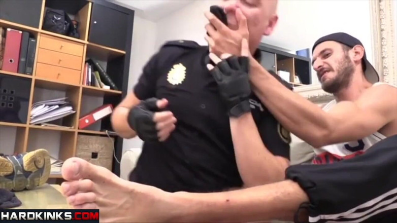 Hard Kinks: Hardkinks - polis dan seorang lelaki alpha