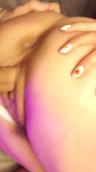 Joder mientras tu marido está filmando! Sí, masturba tu pequeña polla, marido