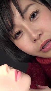 Tomoka Akari Drools Dan Meludah Di Mannequin, Dengan Rakaman Dekat Lidah besarnya