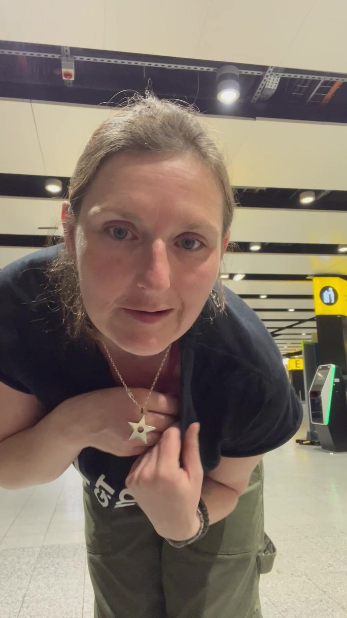 MistressWriggler: Holá prsa na letišti