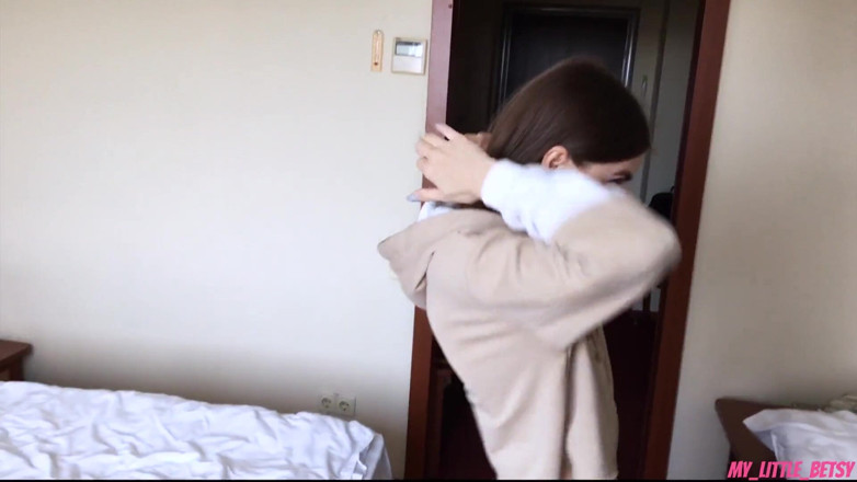 My Little Betsy: Arkadaşımın karısını sikiyorum ve kameraya çekiyorum - oral dölleme