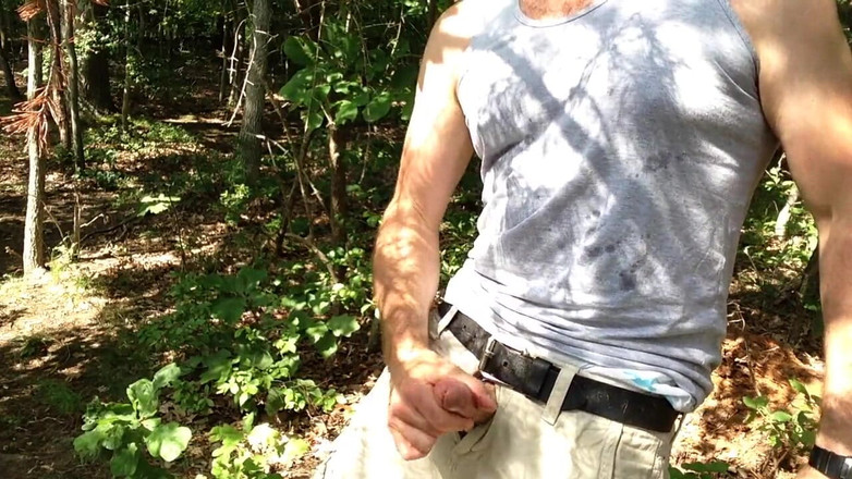 TJenner: Branlette au bord de l'eau. Éjacule au bord de la rivière....