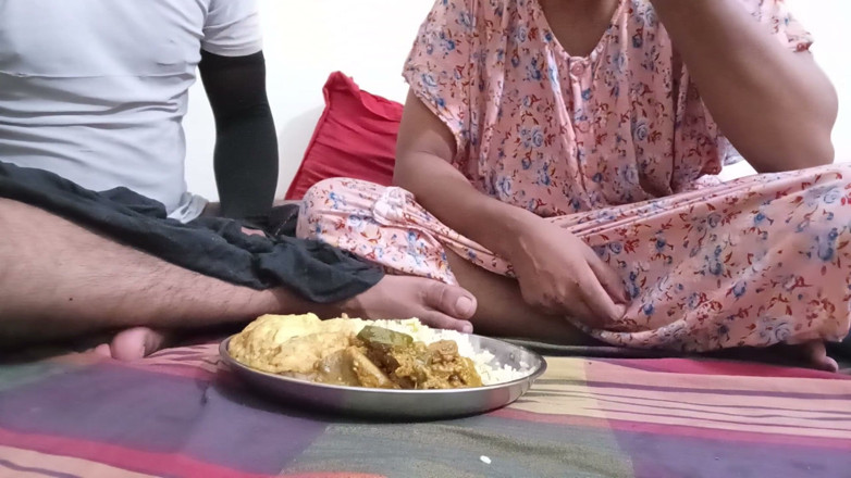 Bangla Academy: 美しいSexy_tomaバービが義理の義兄に激しくセックスされる。本物のデシ女の子が夫を裏切り、食べ物を食べて性的なVを描く
