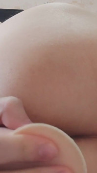 Transeksual Rusia mengongkek pantatnya dengan dildo. The Hole Is Open