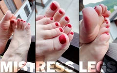 Pieds nus avec des ongles rouges sur le balcon