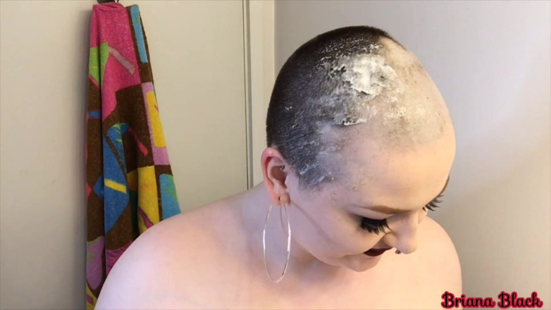 Briana Black: Afeitado de cabeza suave personalizado