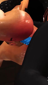 Foda lésbica na prisão! Bola amordaçada jovem é fodida com força