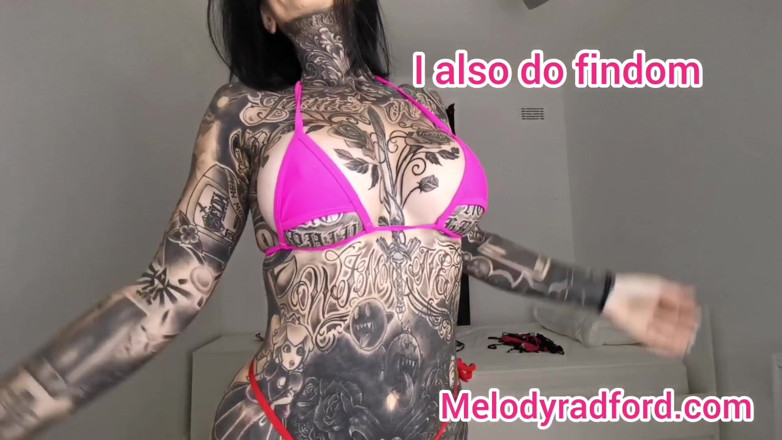 Melody Radford: Tiny Micro Bikini przymierzane przez gorącą wytatuowaną dziewczynę Melody Radford
