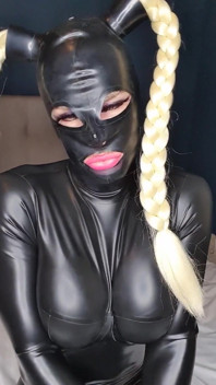 Cât de senzuală Jessica Dolly vrei să-ți iei mâinile peste latexul meu?