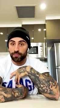 Jackson O'doherty tira roupa e revela segredos do quarto
