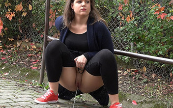 Puffy Network: Podstępny siusiu przez Got2Pee, gdzie dziewczyny przychodzą do sikania