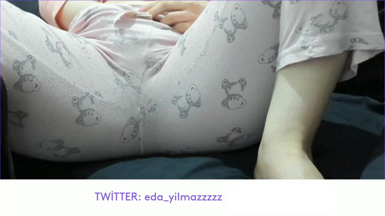 bigass_sexy_bigboobs: Masturbează-te cu Pijama - Frecare de pizdă cu pizdă