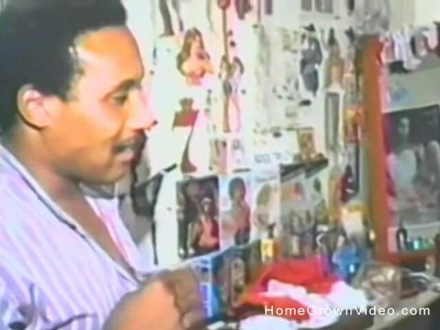 Homegrown Video: Een trashy blondine zuigt een zwarte lul