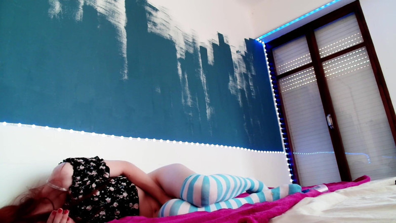 RedLili: Une jolie transgirl rousse en chaussettes hautes se fait sodomiser